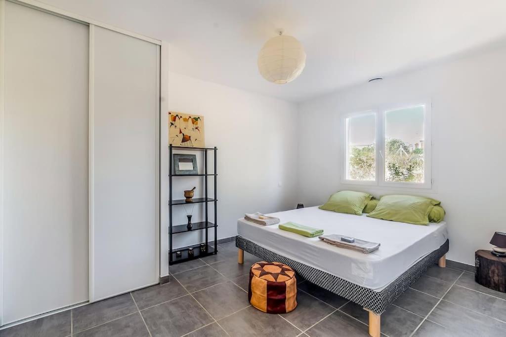 une chambre avec un grand lit et une fenêtre dans l'établissement Le P'tit Gîte Gardéchois, piscine Ardèche - 12pers, à Saint-André-de-Cruzières 37 autres photos