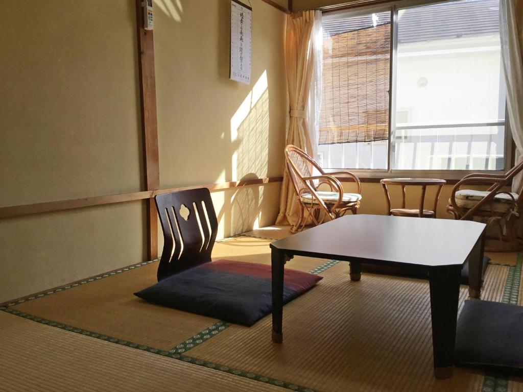 un salon avec une table et une chaise dans l'établissement Fukushimakan, à Hakone