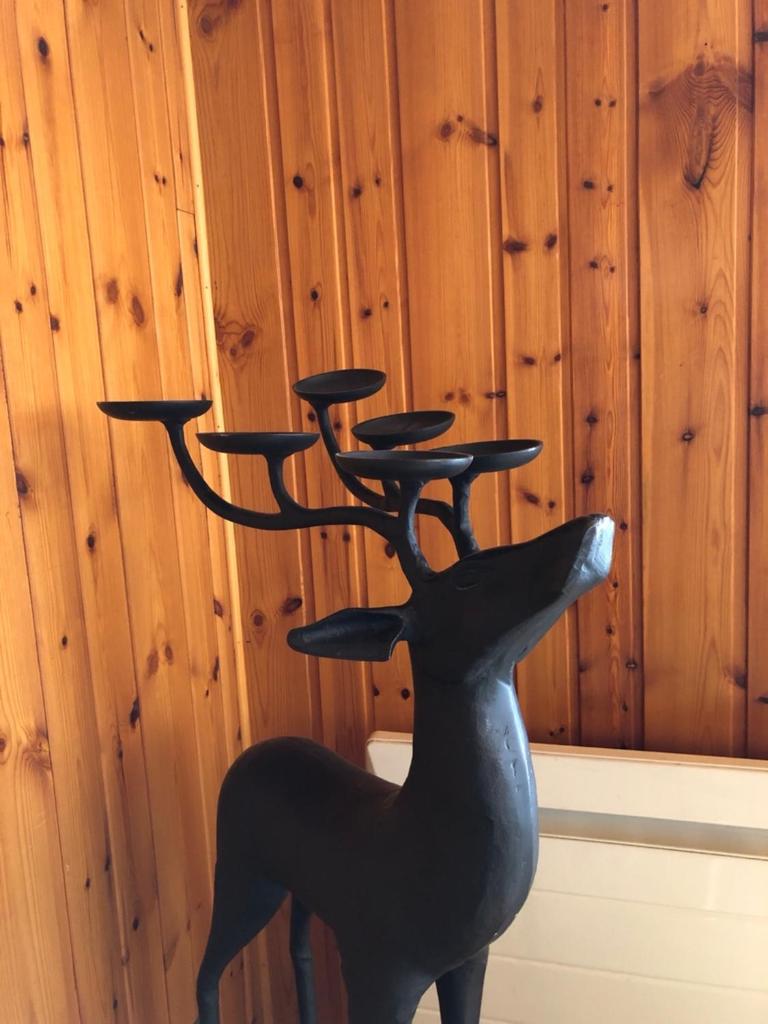 une statue noire d'un renne à trois niveaux dans l'établissement L'Appart', à Les Deux Alpes