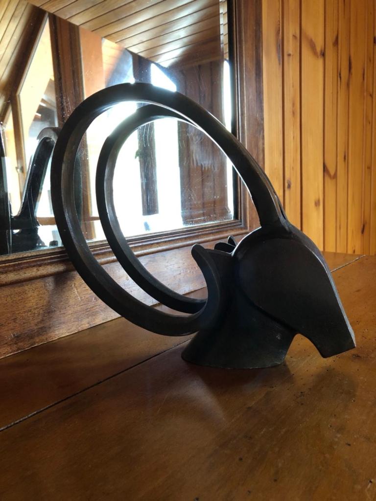 un objet en métal noir posé sur une table à côté d'une fenêtre dans l'établissement L'Appart', à Les Deux Alpes