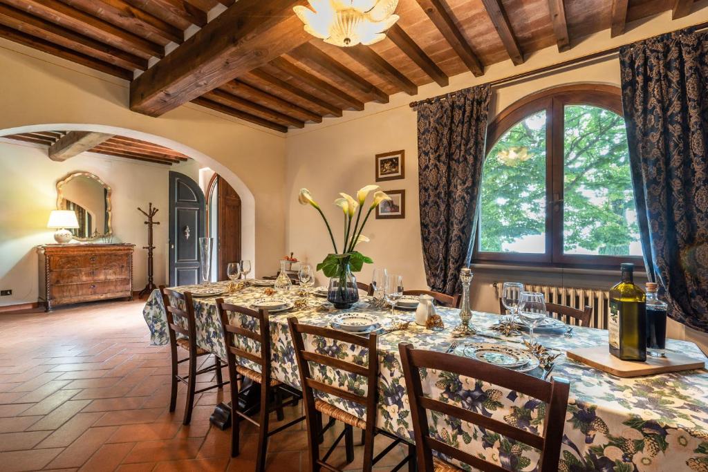 une grande salle à manger avec une longue table et des chaises dans l'établissement Experience the charm of Tenuta Le Caselle, a cozy farmhouse surrounded by nature and comfort!, à Subbiano