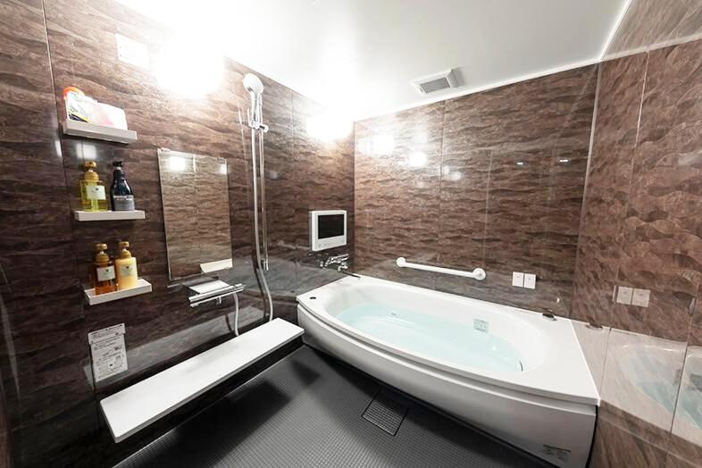 une salle de bain avec une baignoire et un lavabo dans l'établissement Hotel Next II, à Sendai 24 autres photos