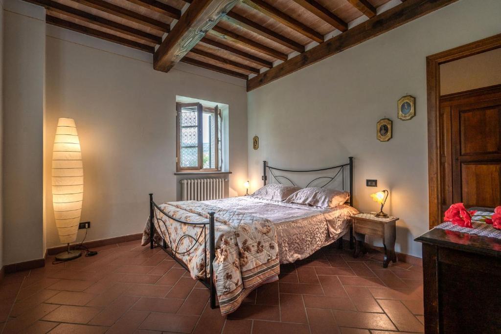 une chambre avec un lit dans une pièce dans l'établissement Experience the charm of Tenuta Le Caselle, a cozy farmhouse surrounded by nature and comfort!, à Subbiano 58 autres photos
