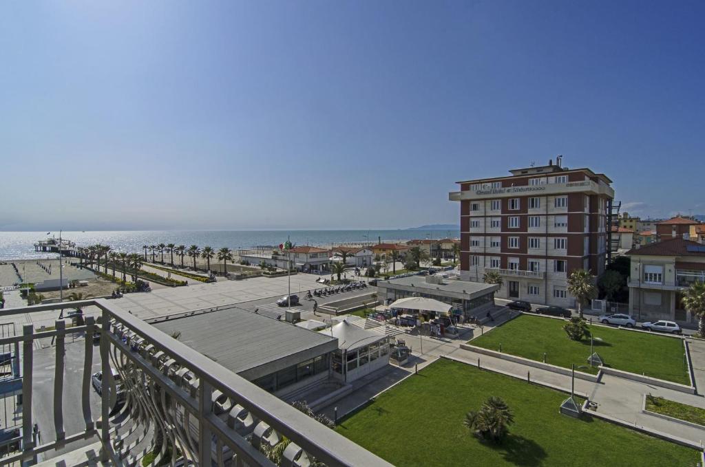 une vue d'une ville avec un bâtiment et l'océan dans l'établissement Hotel Nuovo Tirreno, à Lido di Camaiore