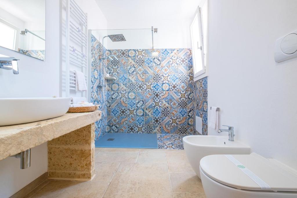 une salle de bain avec un lavabo, des toilettes et une baignoire dans l'établissement Villa Malea Luxury - Otranto, à Giuggianello 44 autres photos