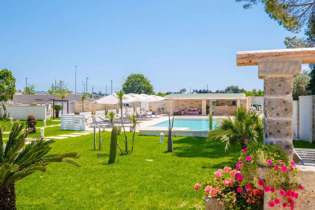 Elle offre une vue sur le jardin et la piscine. dans l'établissement Villa Malea Luxury - Otranto, à Giuggianello