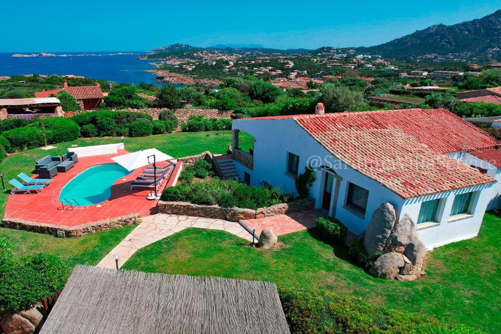 une vue aérienne d'une maison avec piscine dans l'établissement Villa Cala Granu - Porto Cervo, à Porto Cervo