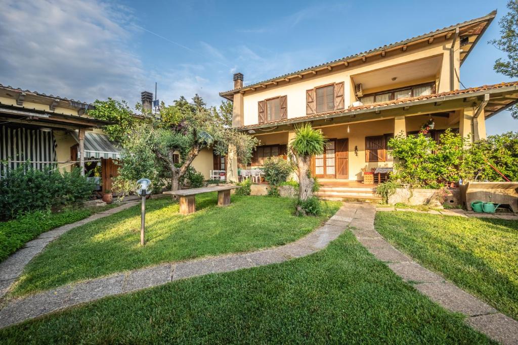 une maison avec un jardin devant dans l'établissement Villa Santa Gabriella, à Casa Caviglieri