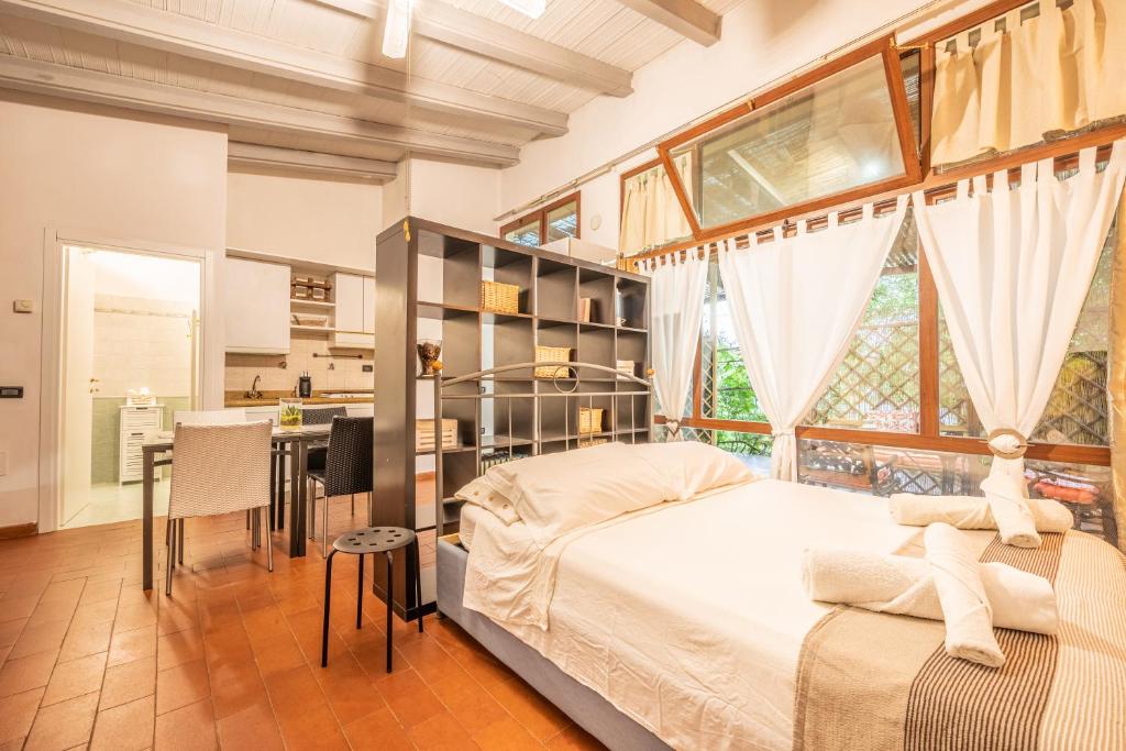 une chambre avec un grand lit et une cuisine dans l'établissement Villa Santa Gabriella, à Casa Caviglieri