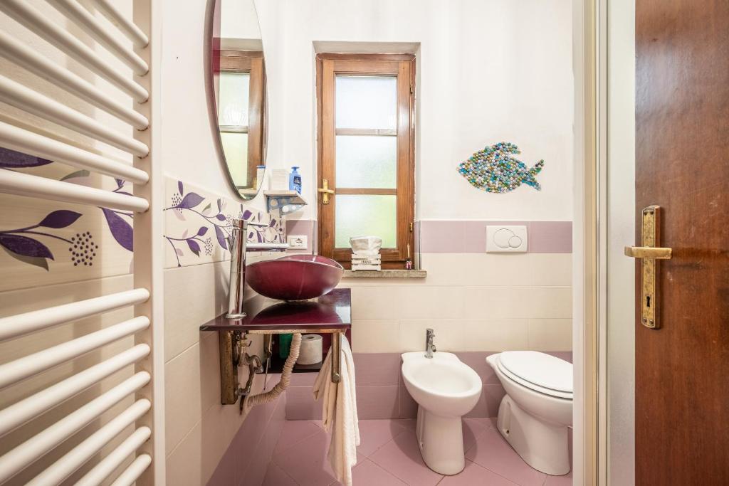 une salle de bain avec toilettes et lavabo dans l'établissement Villa Santa Gabriella, à Casa Caviglieri