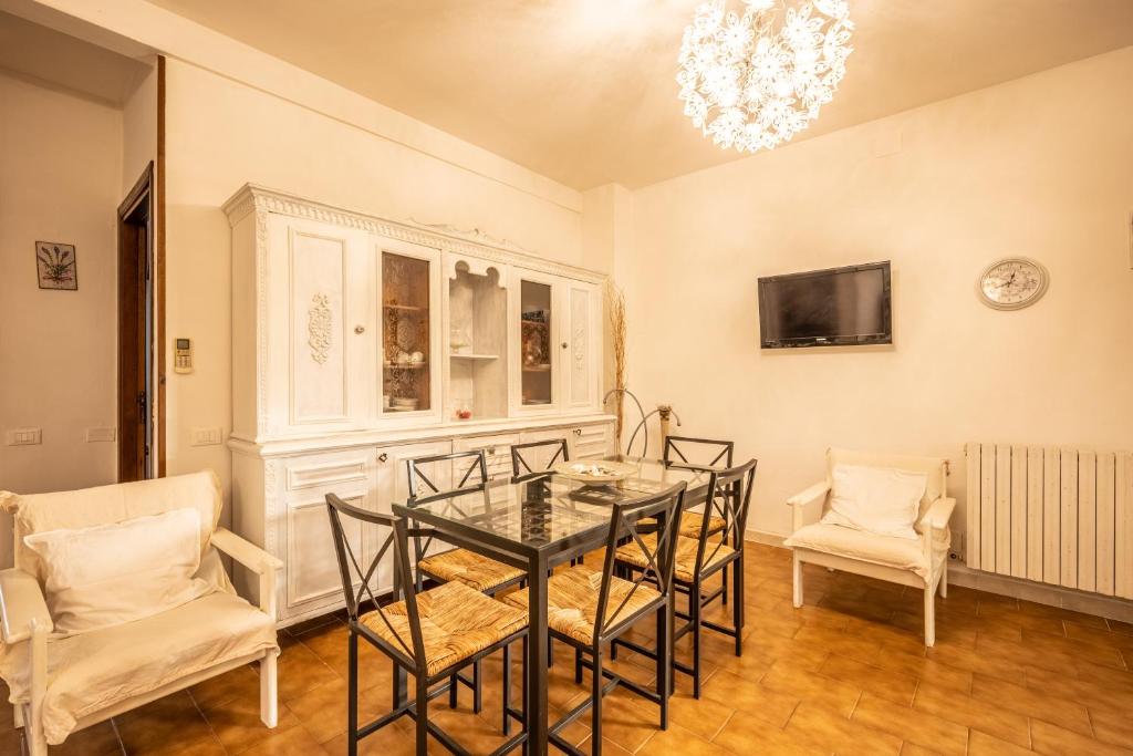 une salle à manger avec une table et des chaises en verre dans l'établissement Villa Santa Gabriella, à Casa Caviglieri