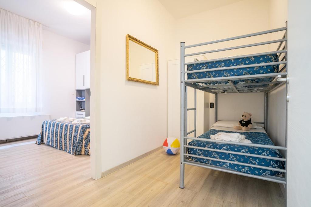 une chambre avec deux lits superposés dans une pièce dans l'établissement Residence Millennium, à Rimini