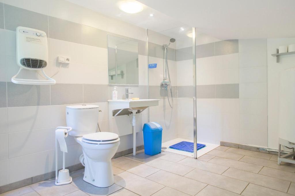 une salle de bain avec toilettes, douche et lavabo dans l'établissement Rando-Yourte, à Paluel