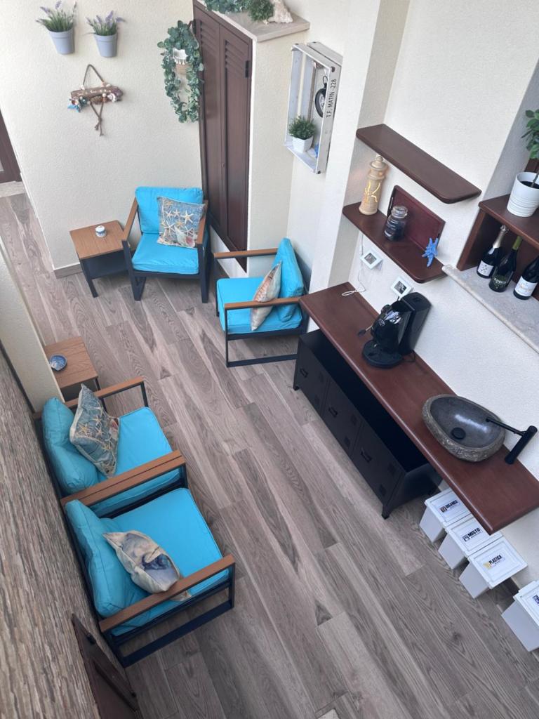 - un salon avec un mobilier bleu dans l'établissement Hotel Baia Di Venere, à San Vito Lo Capo