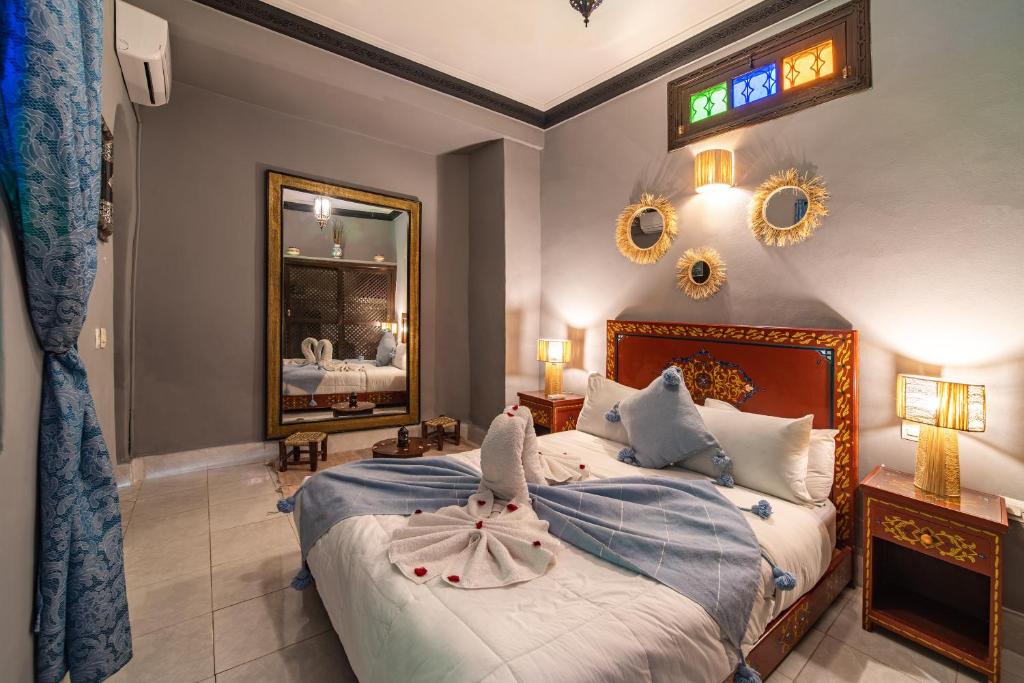 - une chambre avec un lit avec 2 lapins dans l'établissement Riad Balkisse, à Marrakech 15 autres photos