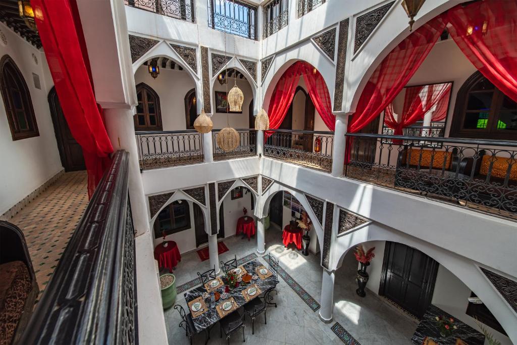 - une vue de tête sur un bâtiment avec des tables et des chaises dans l'établissement Riad Balkisse, à Marrakech