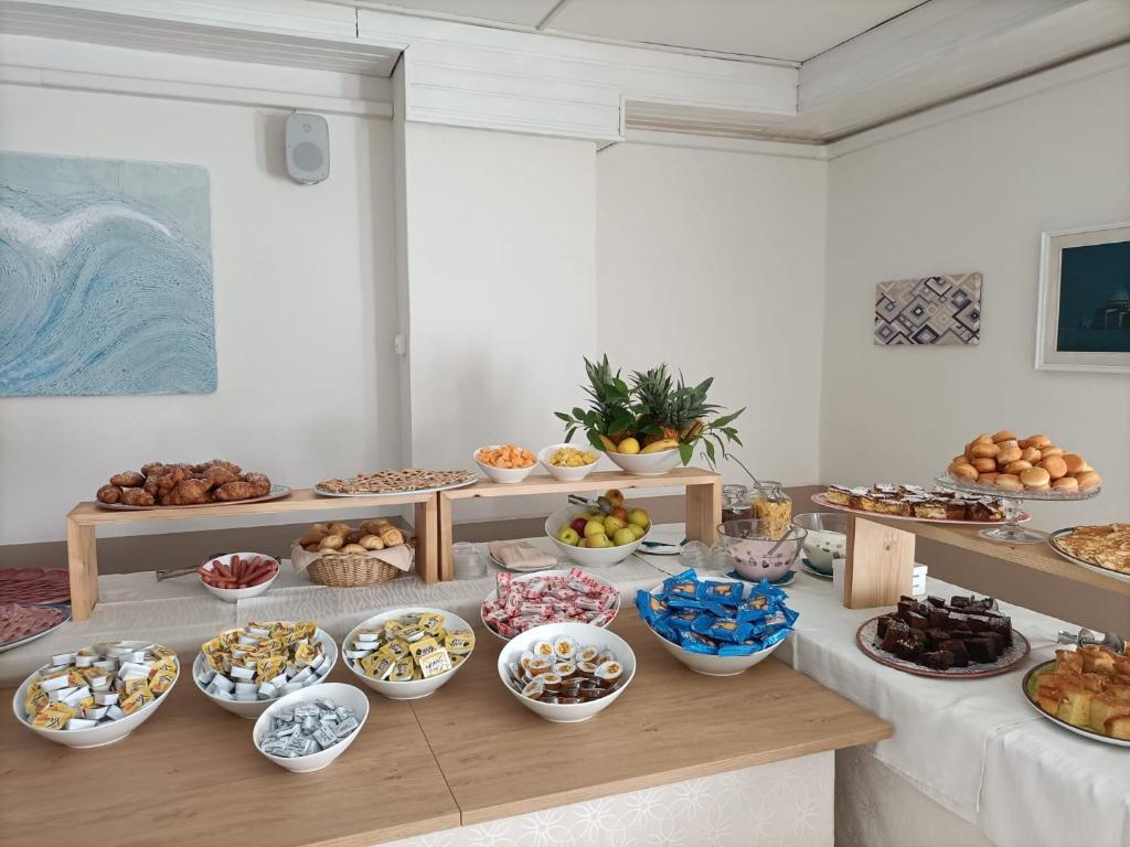 une table remplie de nombreux types d'aliments différents dans l'établissement Hotel Vianello, à Lido di Jesolo