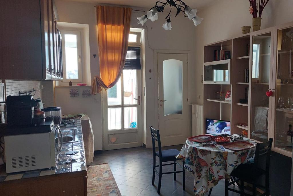Tania House, Metro Italia 61 8