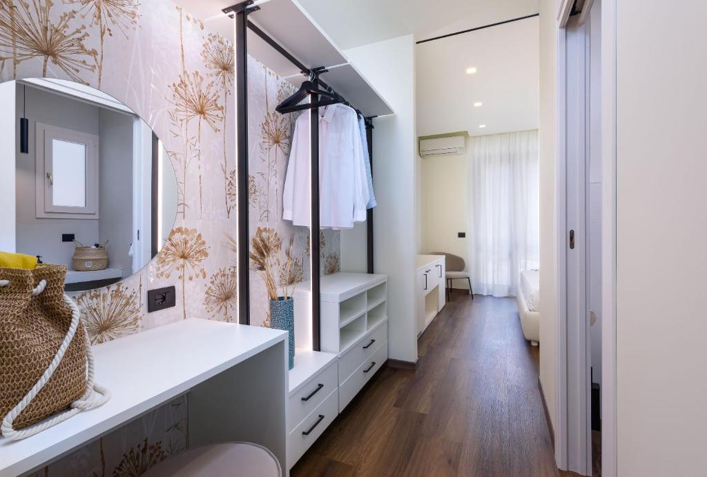 une salle de bain avec un lavabo et un miroir dans l'établissement Albergo Auralba, à San Vito Lo Capo