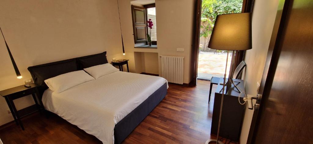 - une chambre avec un lit, une lampe et une porte dans l'établissement Villa con fascino antico e comfort moderno, à Trecastagni 46 autres photos