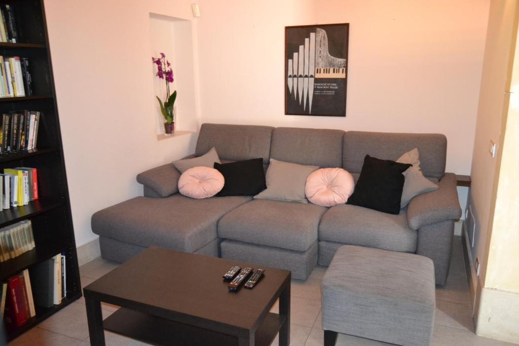 un salon avec un canapé et une table dans l'établissement Villa con fascino antico e comfort moderno, à Trecastagni