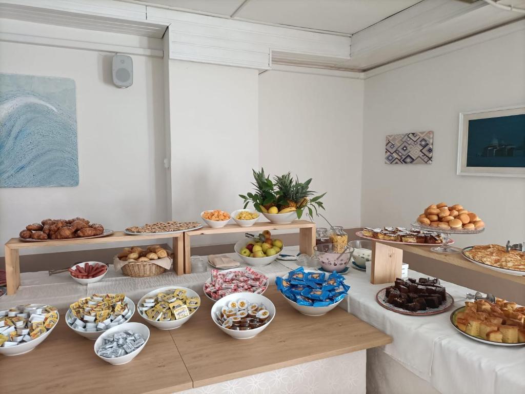 une table remplie de nombreux types d'aliments différents dans l'établissement Hotel Vianello, à Lido di Jesolo 32 autres photos