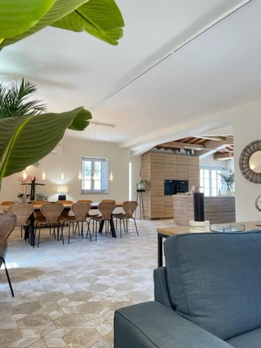 - un salon avec des chaises et des tables dans l'établissement Villa la Madonna with pool and padelcourt, à Monte del Lago