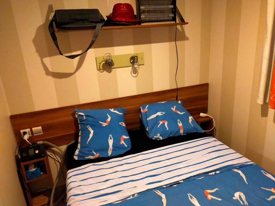 - une chambre avec un lit doté de draps bleus et d'oiseaux dans l'établissement MOBIL HOME LMNP GUIGON, à La Roque-dʼAnthéron 18 autres photos