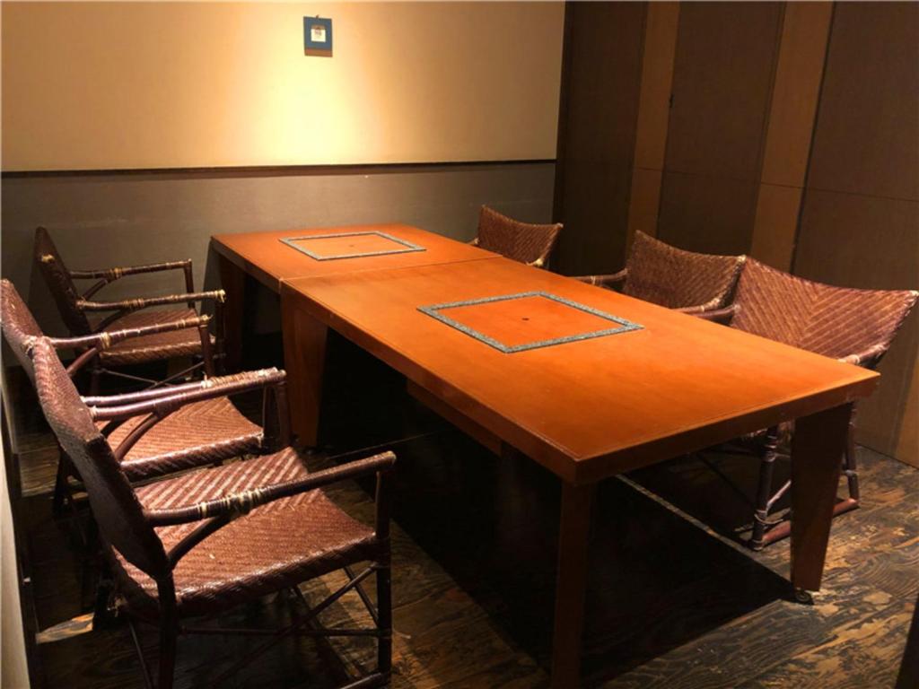 une salle de conférence avec une table et des chaises en bois dans l'établissement Katsura no Izumi, à Izunokuni 32 autres photos