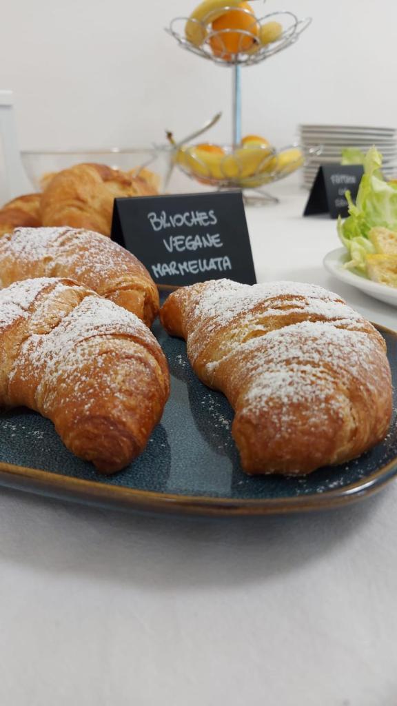 une assiette de pâtisseries assise sur une table dans l'établissement Hotel Canoa, à Cervia