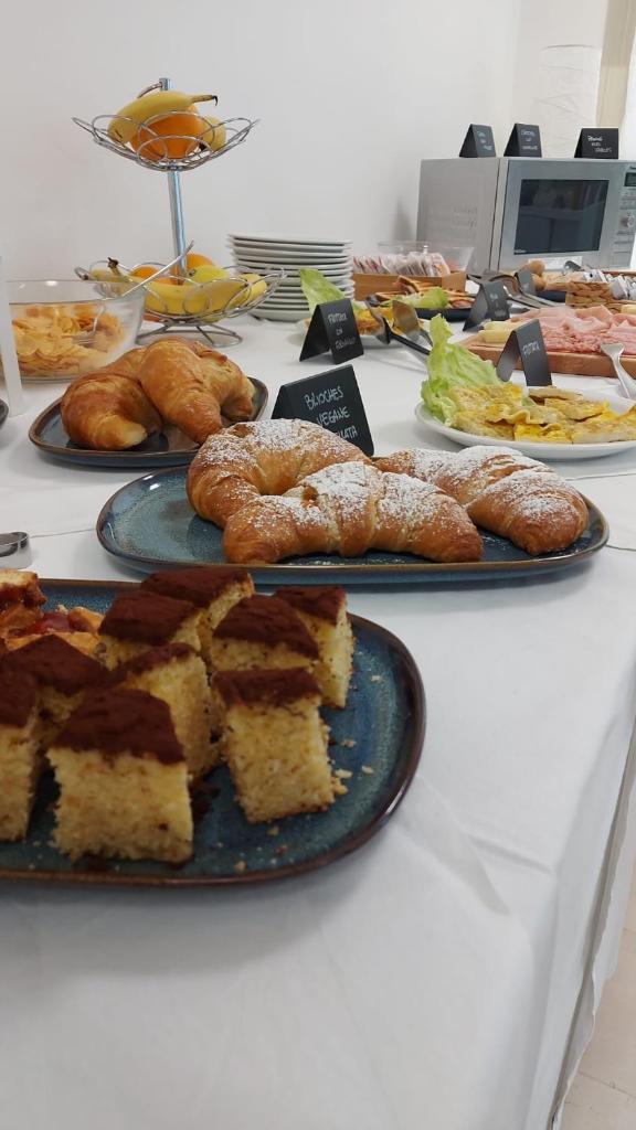 une table avec trois assiettes de nourriture dessus dans l'établissement Hotel Canoa, à Cervia 11 autres photos