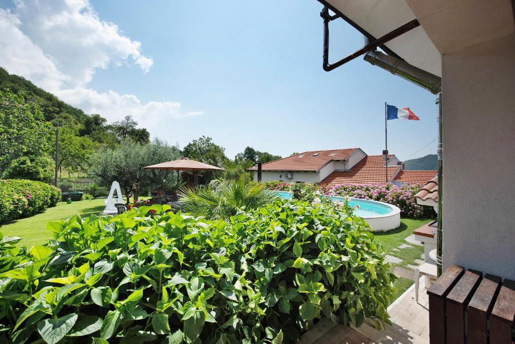 Elle offre une vue sur un jardin doté d'une piscine. dans l'établissement Barcollo House - Piscina nel verde, à Stella