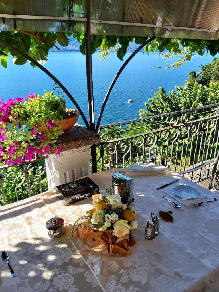 une table sur un balcon avec vue sur l'océan dans l'établissement Hotel La Rondinella, à Cannero Riviera 150 autres photos