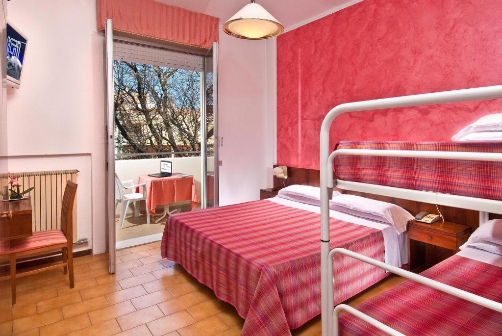 une chambre avec deux lits superposés et une table dans l'établissement Hotel Le Querce, à Senigallia 48 autres photos