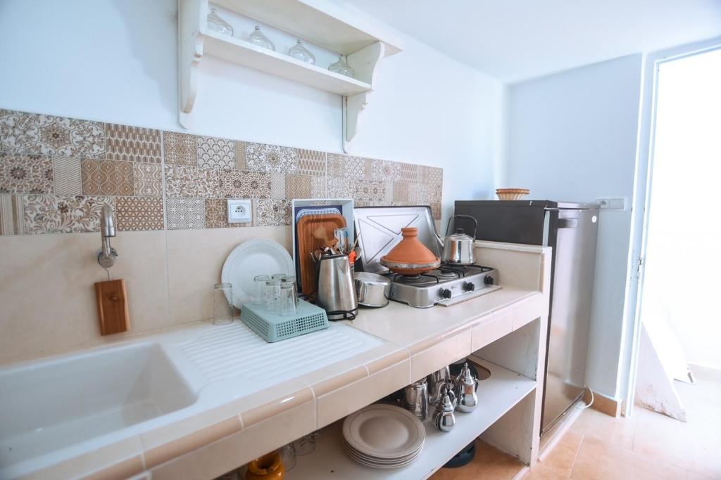Il comprend une cuisine équipée d'un évier et d'une cuisinière. dans l'établissement Riad Nakhla, à Essaouira