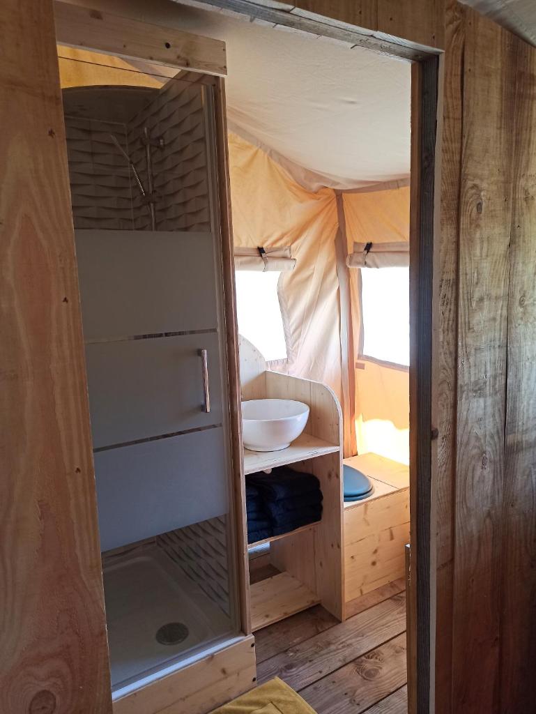 une porte ouverte à une petite audience dans l'établissement Le Lodge du Hibou, à Quarré-les-Tombes 4 autres photos