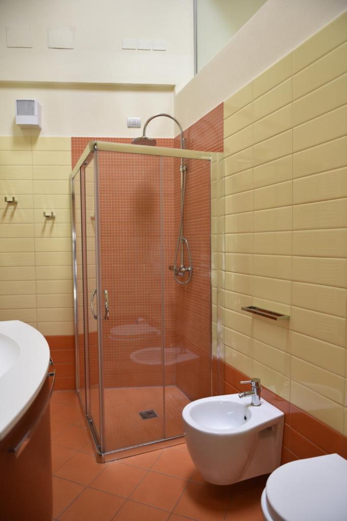 une salle de bain avec une douche, des toilettes et un lavabo dans l'établissement Villa Bellavista, à Tenno
