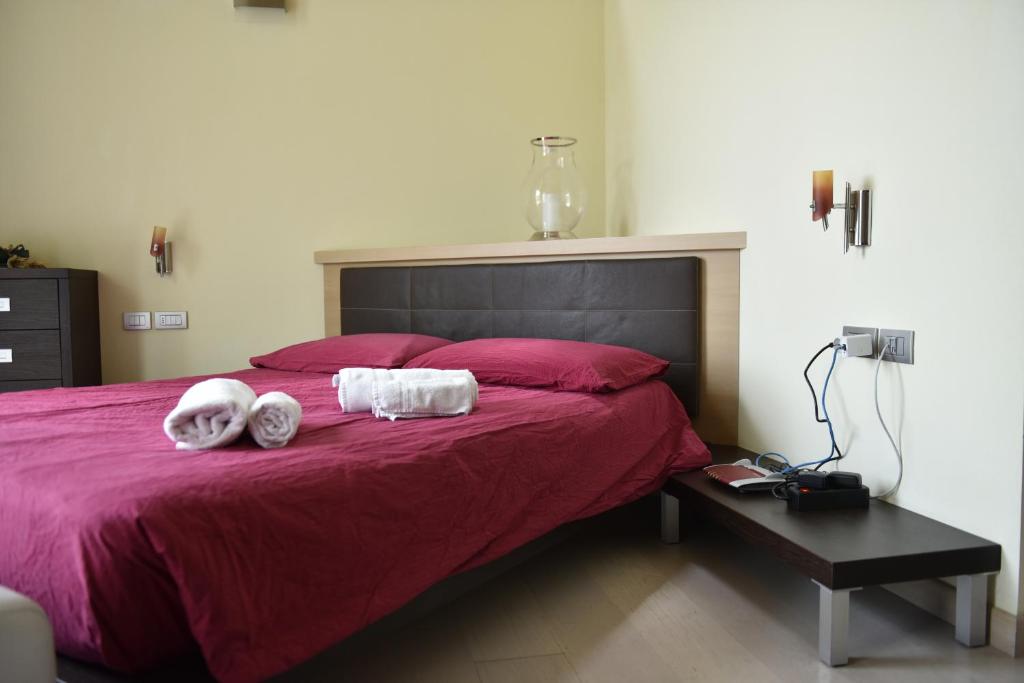 une chambre avec un lit avec deux serviettes dessus dans l'établissement Villa Bellavista, à Tenno 31 autres photos