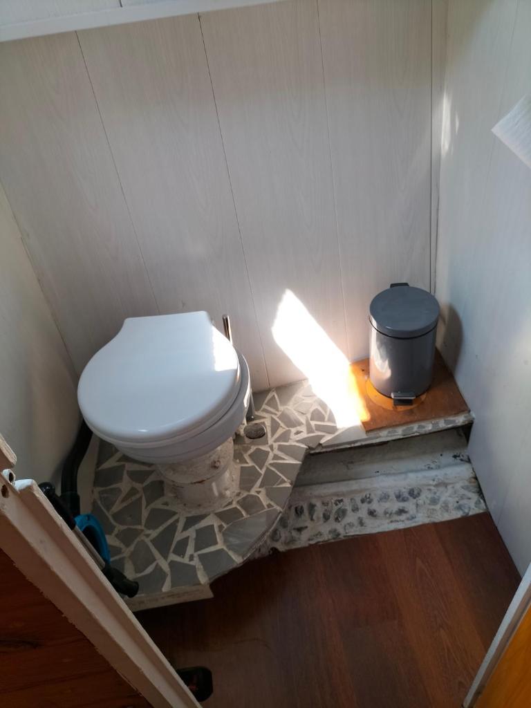 une salle de bain avec WC avec lumière au sol dans l'établissement Bateau PEARL, à Rouen