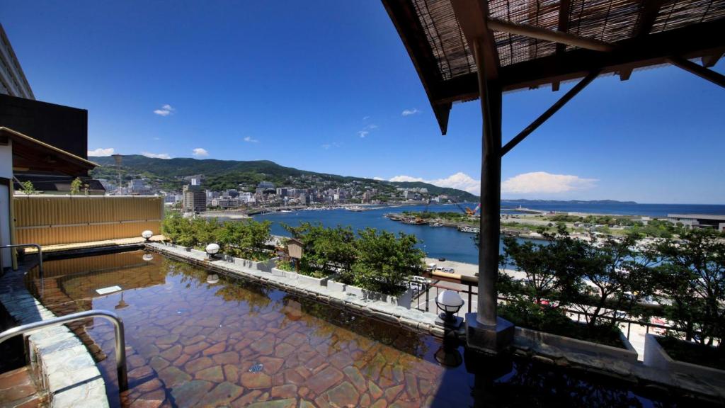 - une vue sur la rivière depuis un bâtiment dans l'établissement Syukaen Yunohanazen, à Atami