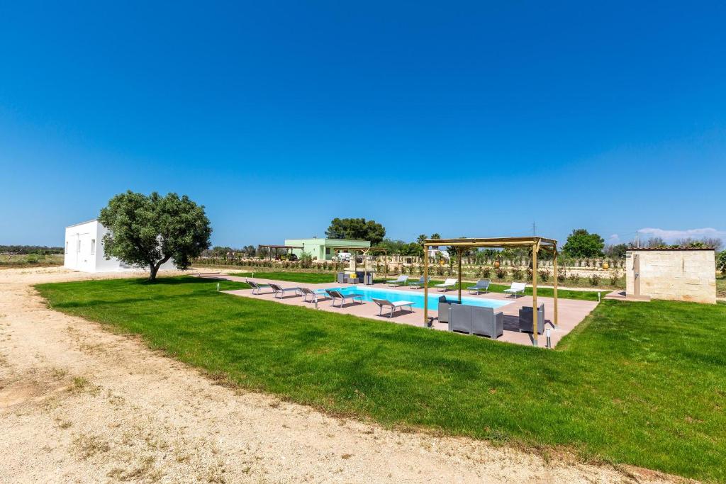 une image d'une villa avec piscine dans l'établissement Villa La Quiete by BarbarHouse, à Copertino
