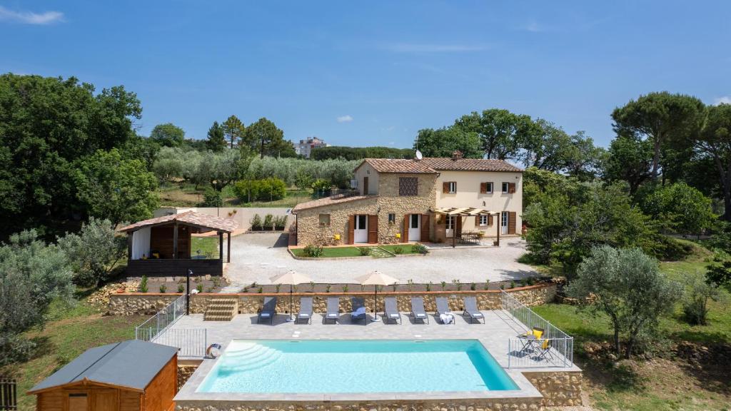 une vue aérienne d'une maison avec piscine dans l'établissement CASA LA FENICE 8&2, Emma Villas, à Pomarance