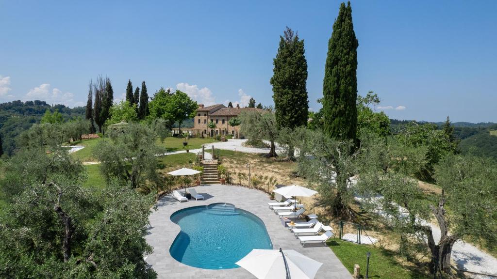 - une vue aérienne sur un complexe avec une piscine et des arbres dans l'établissement AQUADIVINA 16, Emma Villas, à Palaia