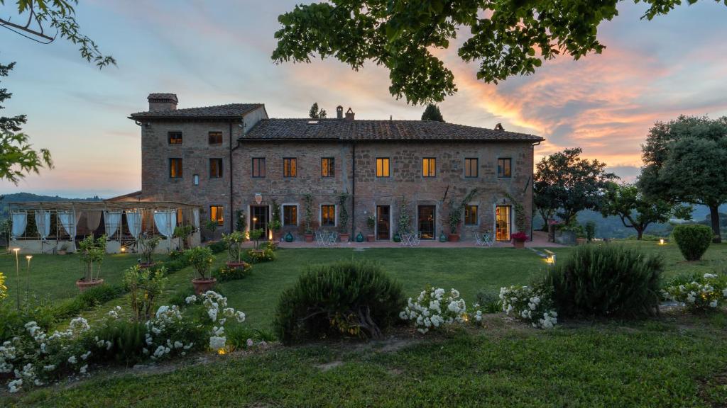 une vieille maison en pierre avec un jardin devant dans l'établissement AQUADIVINA 16, Emma Villas, à Palaia