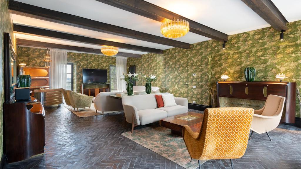 un salon avec un canapé, des chaises et une télévision dans l'établissement AQUADIVINA 16, Emma Villas, à Palaia