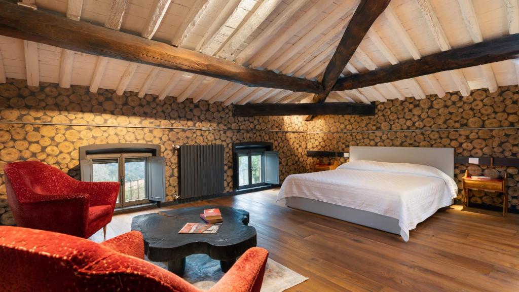 une chambre avec un lit, une table et des chaises dans l'établissement AQUADIVINA 16, Emma Villas, à Palaia 58 autres photos