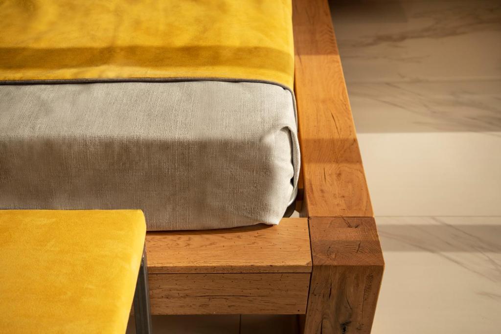 un lit installé au-dessus d'un banc en bois dans l'établissement Hotel San Teodoro, à San Teodoro