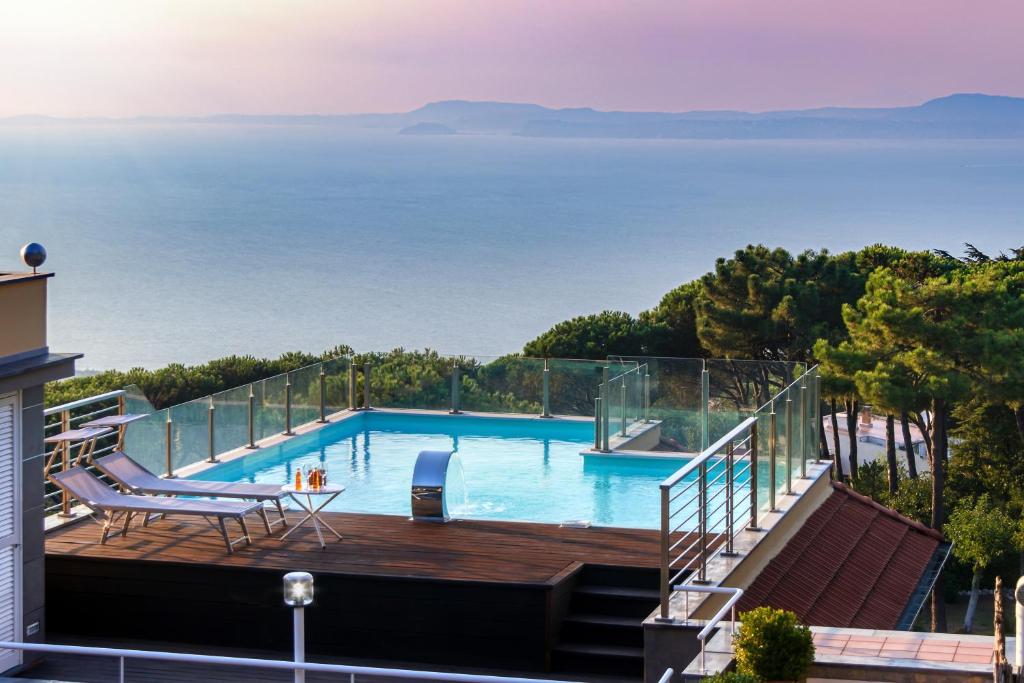 une piscine avec vue sur l'océan dans l'établissement Villa Eva, à Sorrente