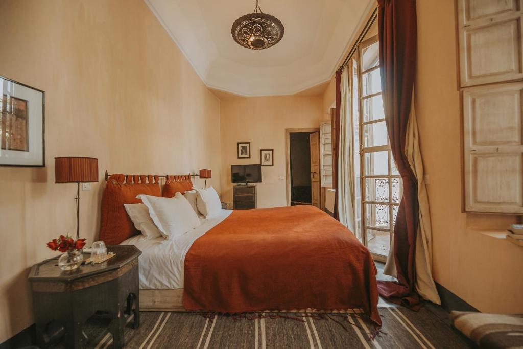 une chambre avec un grand lit et une fenêtre dans l'établissement Dar Zelda, à Marrakech 37 autres photos