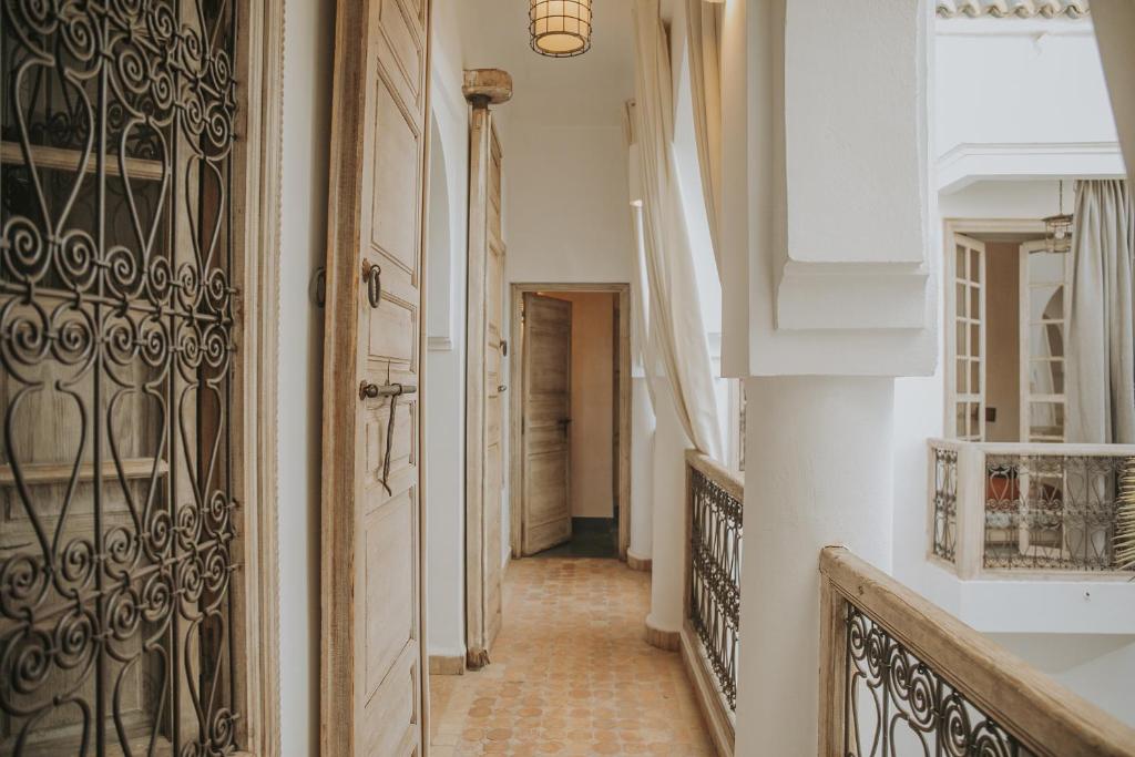 un couloir avec une porte et un escalier dans une maison dans l'établissement Dar Zelda, à Marrakech